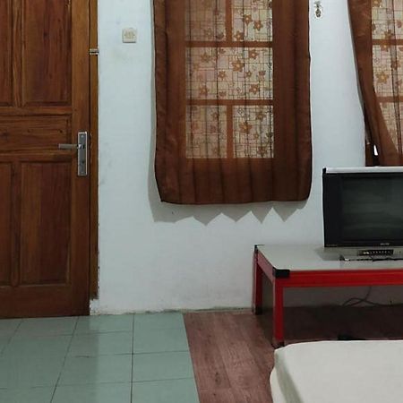 Hôtel Losmen Yosi Carita Extérieur photo