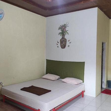 Hôtel Losmen Yosi Carita Extérieur photo