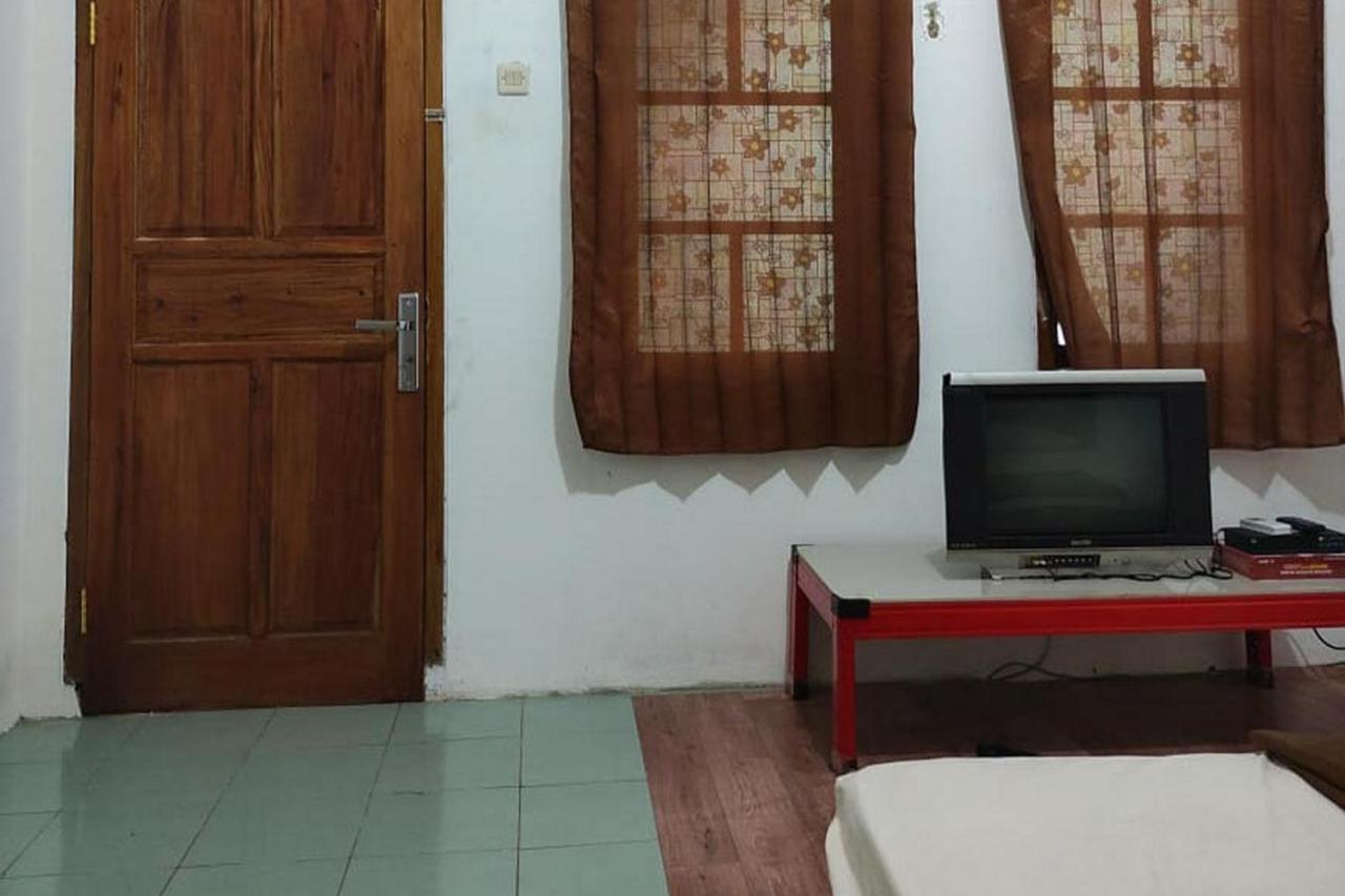 Hôtel Losmen Yosi Carita Extérieur photo