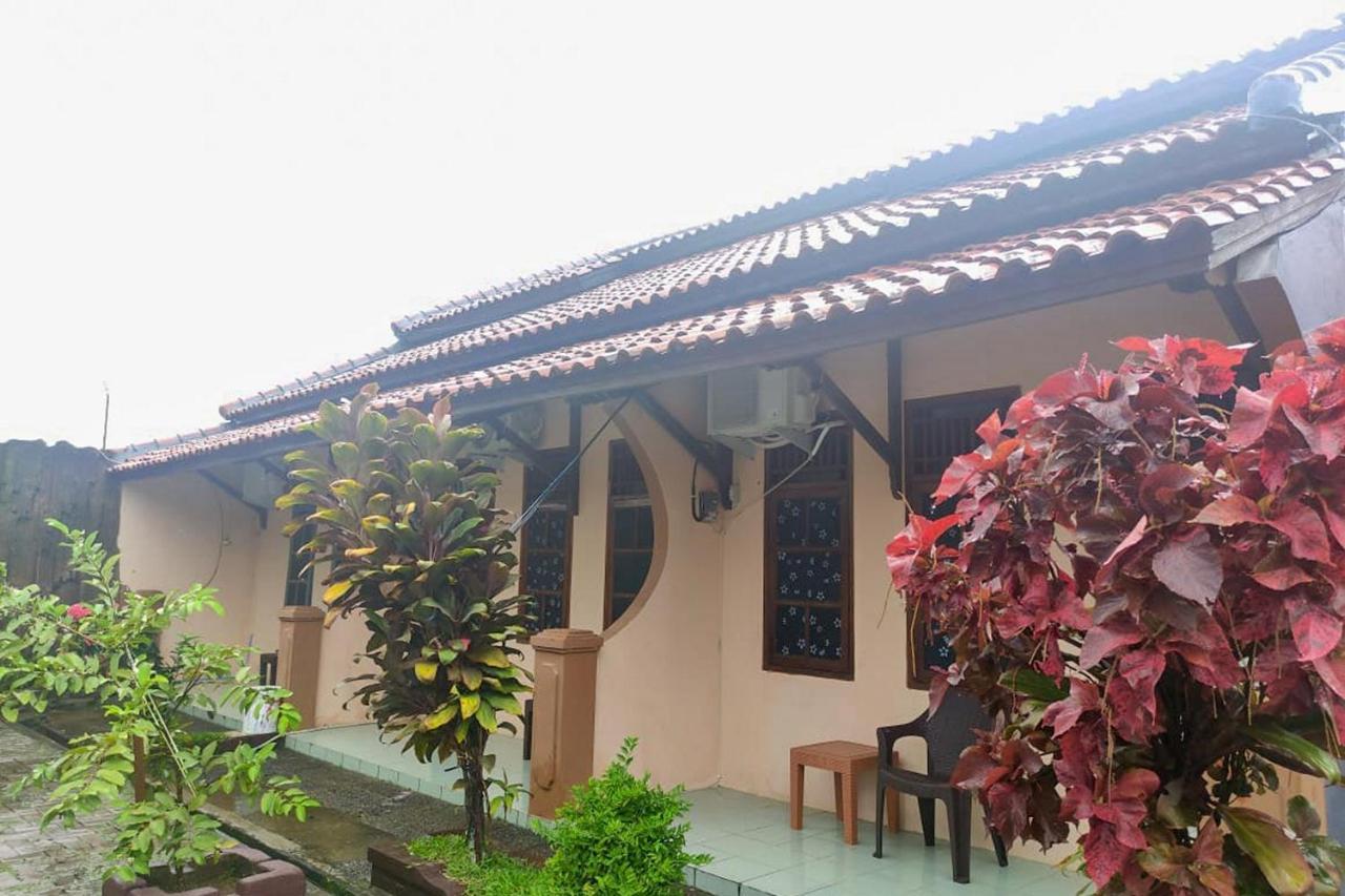 Hôtel Losmen Yosi Carita Extérieur photo